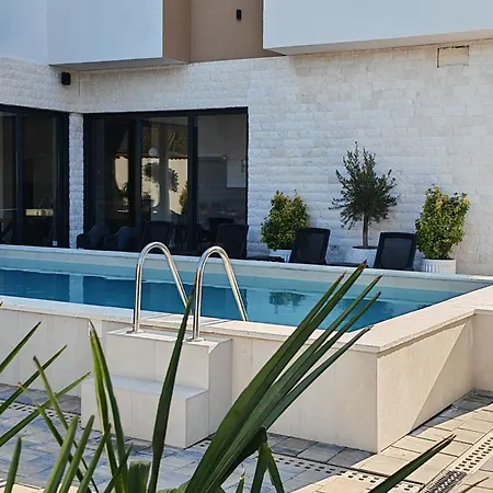 Pool Lena - Lux 1 Lägenhet