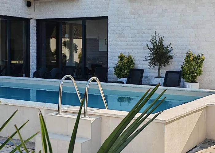 Pool Lena - Lux 1 Lejlighed